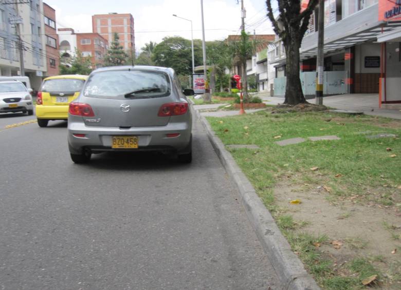 Otro trayecto en la calle, del aeroparque Juan Pablo II hasta Bulerías. Mientras se va en bicicleta hay que estar atento a los conductores que parquean donde les parezca. FOTO DANIEL PALACIO