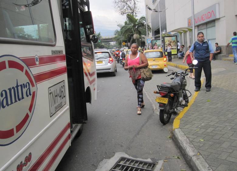 Otro peligro: los buses que recogen pasajeros donde quieran cerrando a las bicicletas. FOTO DANIEL PALACIO
