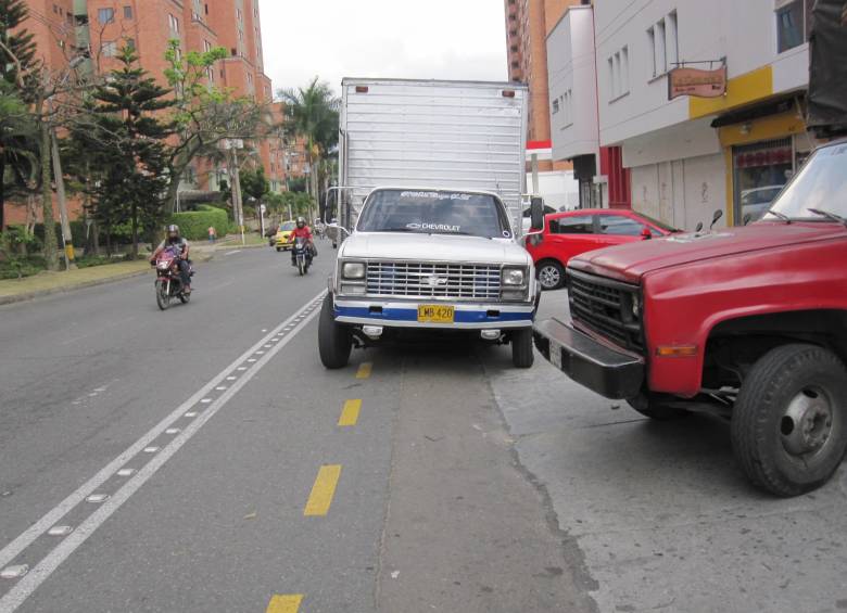 Más conductores imprudentes que creen que ven en las ciclorrutas un lugar ideal para parquear. FOTO DANIEL PALACIO