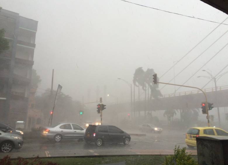 En las redes sociales los lectores de El Colombiano reportaron la fuerte lluvia con imágenes y videos. FOTO ‏@Eaglearise