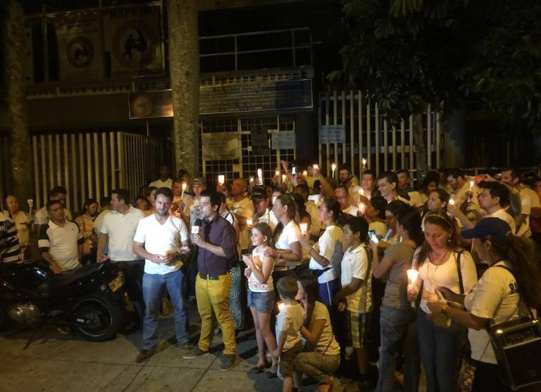 Varios grupos de buceo del país se unieron en oración en la noche del sábado en los alrededores de las piscinas Alberto Galindo, de Cali. Pidieron que no se suspenda la búsqueda. FOTO Cortesía