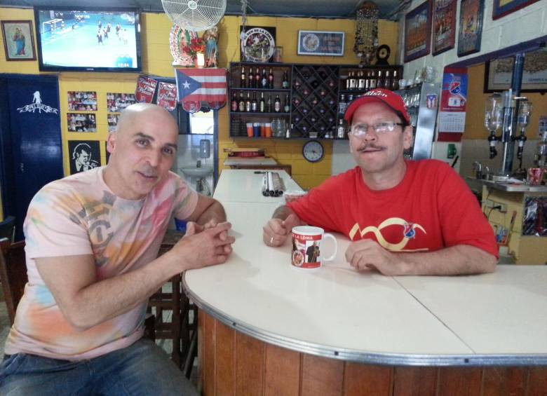 El trompetista Jimmy Bosh al lado de Sergio Rendón, en El Son de la Loma. FOTO