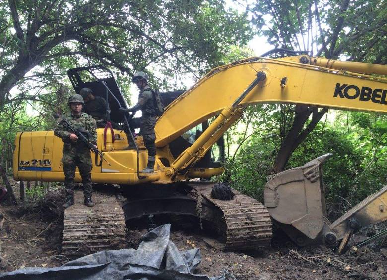 Máquina excavadora decomisada por el Ejército. FOTO CORTESÍA EJÉRCITO