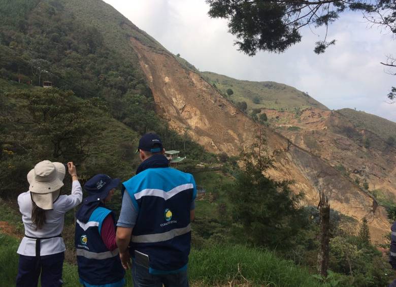 Evacúan 15 familias por riesgo de deslizamiento en Copacabana