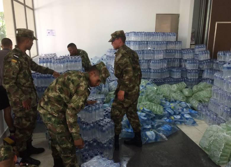 En la sede del Ejército en el barrio Los Colores, occidente de Medellín, se almacenan las ayudas antes de ser enviadas a Putumayo. FOTO CORTESÍA
