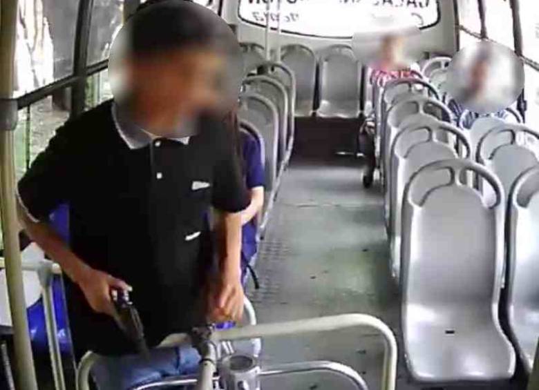 Robo a pasajeros de bus de Medellín. Foto: captura de vídeo Guardianes Antioquia