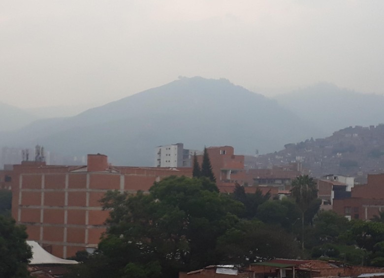 Panorámica del Cerro de las Tres Cruces, en el occidente de Medellín, tomada desde el barrio Belén. La visión de uno de los referentes ecológicos y del ejercicio al aire libre en la ciudad, amaneció obstruida por una capa de polución. FOTO: Nelson Matta Colorado.