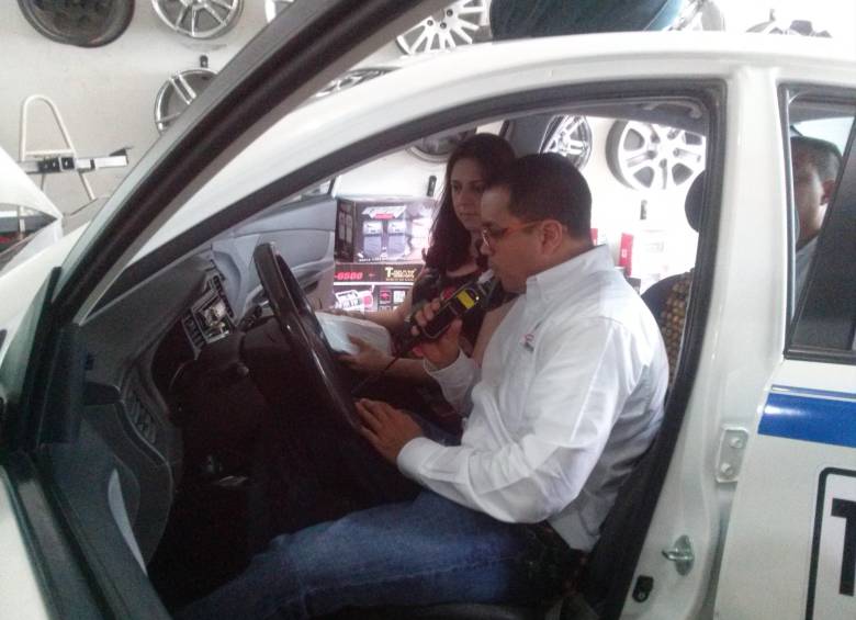 La imagen corresponde al momento en el que se realiza la adaptación del sistema a un vehículo de la Flota Córdoba, incluida la prueba respectiva al presunto conductor. FOTO gustavo ospina zapata