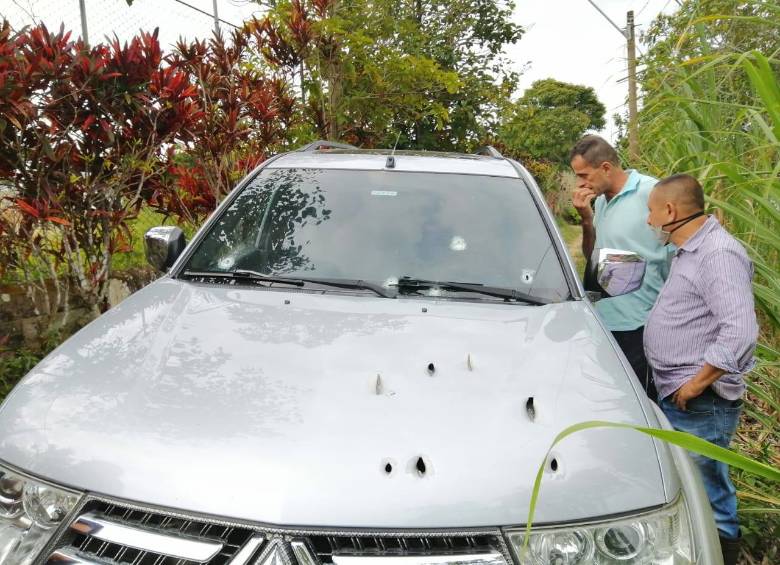 Los disparos quedaron en la parte delantera del vehículo mientras el alcalde sobrevivió al ataque. FOTO CORTESÍA EL NORDESTEÑO