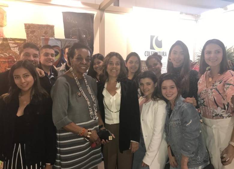 En la imagen los estudiantes de la Colegiatura con Gloria Isabel Ramírez (en el centro), embajadora de Colombia en Italia. FOTO Cortesía