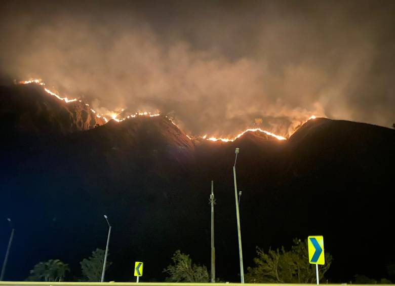 Incendio en sector Puente Quetame se puede observar desde la vía Bogotá Villavicencio. FOTO TERMINAL DE VILLAVICENCIO