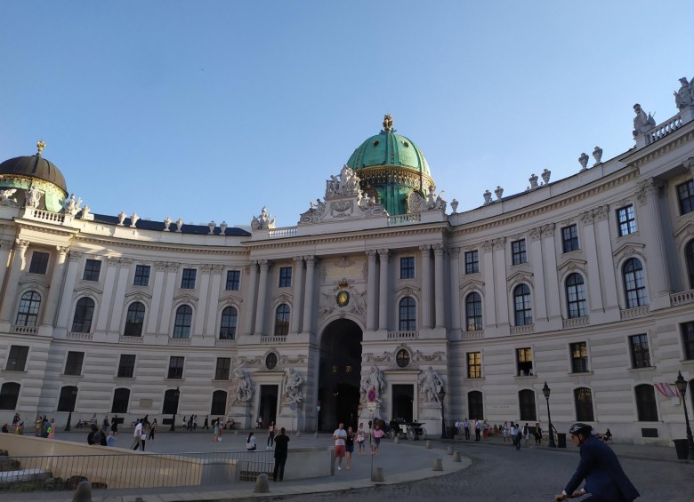 El patrimonial palacio fue residencia de la realeza austriaca. FOTO Twitter @TheFotur