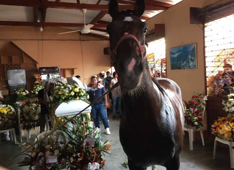Al velorio de alias “Pueblo”, realizado el 17 de agosto en el municipio de Carepa, los dolientes llevaron el caballo favorito del difunto cabecilla. FOTO: CORTESÍA.