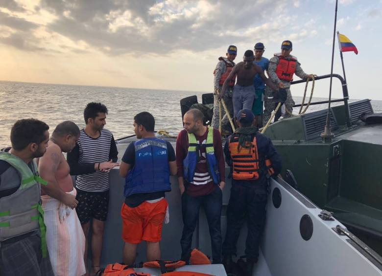 Los rescatados pretendían cruzar la frontera con Panamá. FOTO: Cortesía Armada Nacional