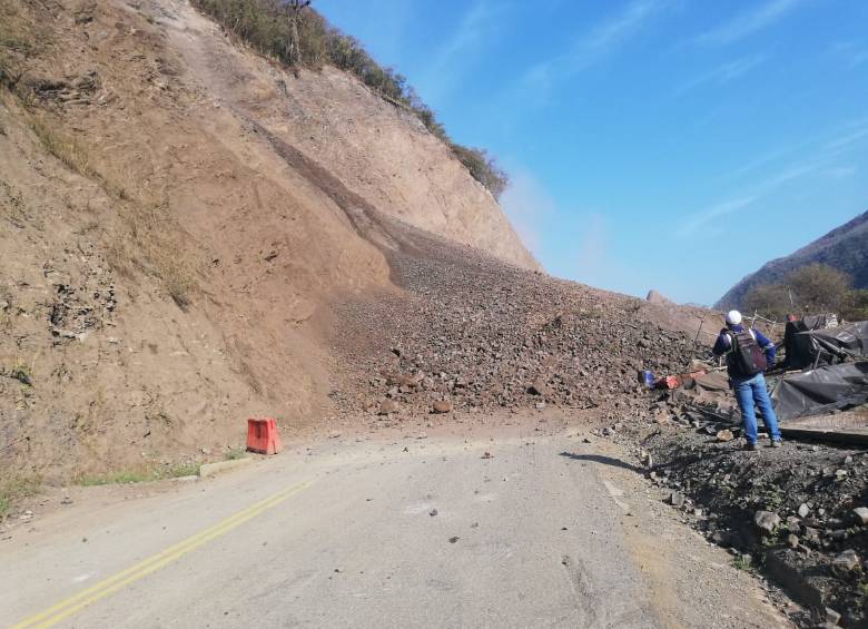 En la zona ya se adelantan trabajos de remoción del material que cayó sobre la vía. FOTO @AutopistasUraba