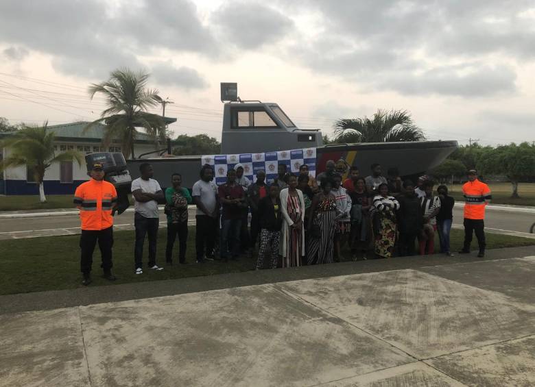 Migrantes irregulares rescatados cuando eran transportados en una embarcación por el área de Matuntugo, municipio de Turbo. FORO CORTESÍA ARMADA NACIONAL