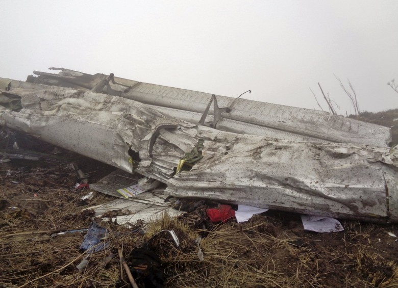 Así quedó la primera avioneta accidentada en Nepal a principios de esta semana. FOTO REUTERS