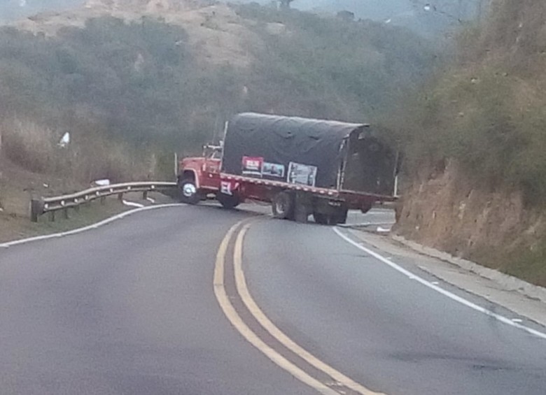 Camión cargado con explosivos en la vía Ocaña Aguachica. FOTO CORTESÍA