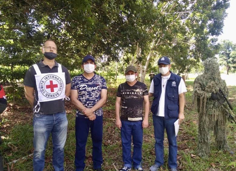 La liberación de los dos trabajadores petroleros se efectuó en la mañana de este miércoles en Arauca. FOTO: Cortesía Defensoría