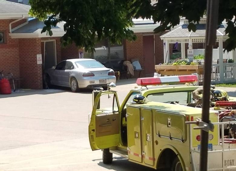 Tras el incidente, el vehículo colisionó en un centro de rehabilitación. FOTO: @AustinKopnitsky