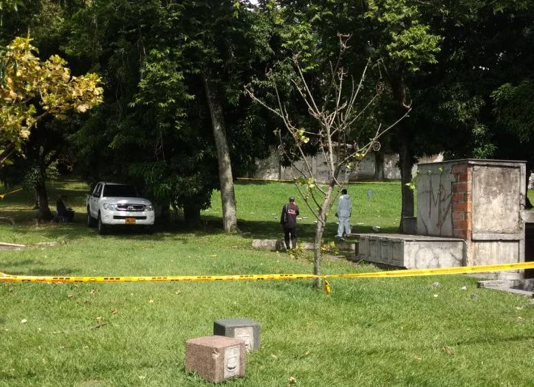 Jornada de búsqueda de desaparecidos hoy en el Cementerio Universal. FOTO: Ricardo Monsalve Gaviria 