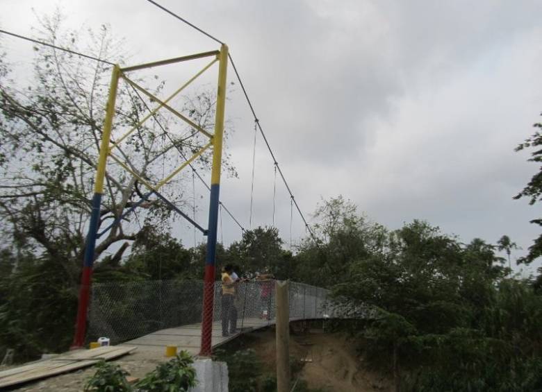 Unos cien turbeños trabajaron de manera voluntaria en la construcción del puente peatonal de la vereda Galilea. FOTO Cortesía 