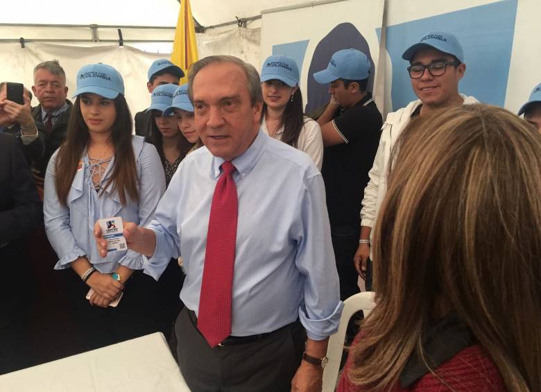 El exgobernador Ramos aprovechó el nuevo proceso de inscripción de militantes para hacer su registro oficial como miembro del Partido Centro Democrático. FOTO cortesía