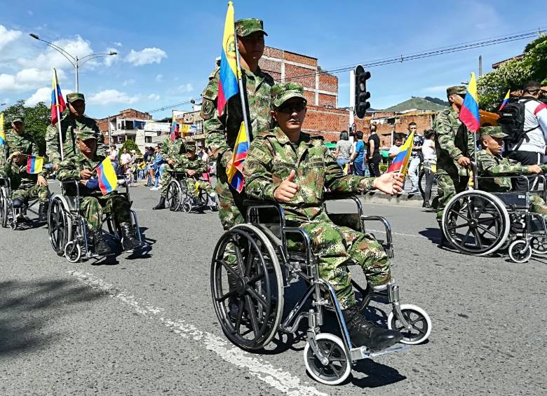 La 70 vibró con desfile militar por el Día de la Independencia 