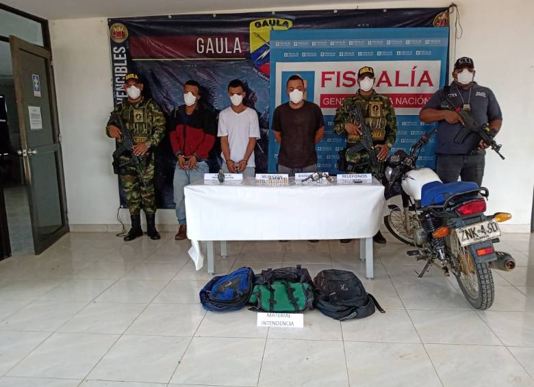 Tres capturados por el Ejército en el corregimiento de Guarumo, en Cáceres. FOTO CORTESÍA SÉPTIMA DIVISIÓN DEL EJÉRCITO