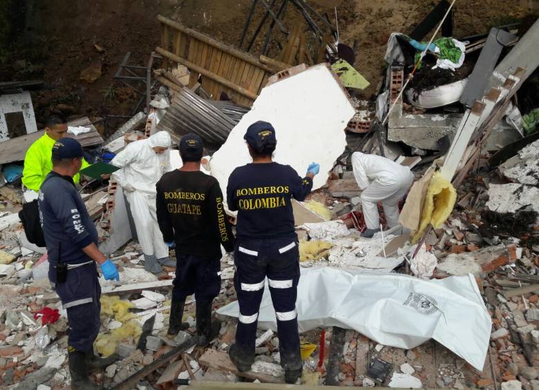 Bomberos permanecen en el lugar, pues aún hay riesgo de más deslizamientos. Fotos Cortesía Osbaldo Jaramillo (@osbaldojara y @penondeguatape)