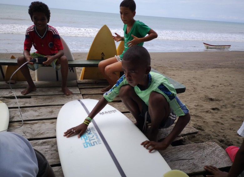 Desde el aire llegaron tablas de surf para jóvenes de Nuquí