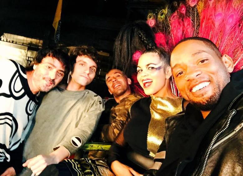 El actor junto a los integrantes del grupo musical. Foto Facebook / Will Smith 