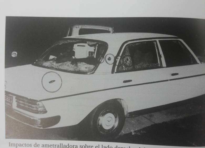 Lara iba en el costado derecho del asiento trasero, sin embargo, esa puerta no recibió disparos.
