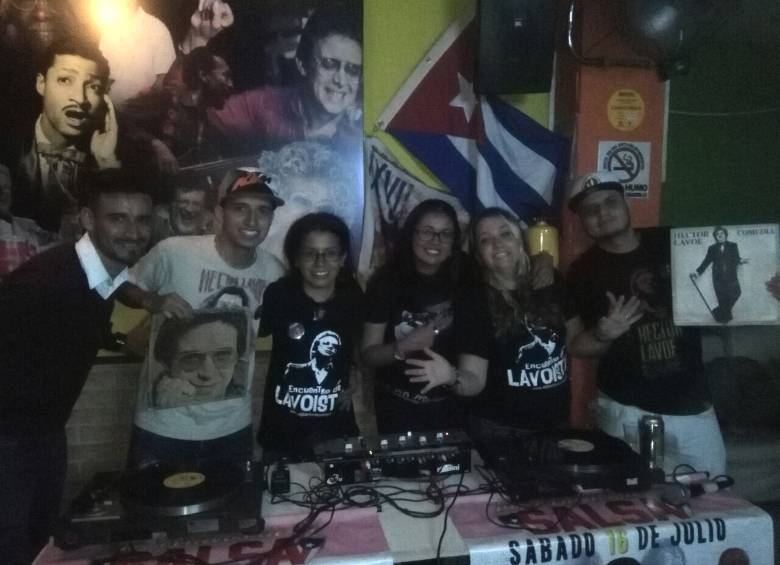 En Medellín, el pasado sábado se reunieron en varios bares de la ciudad varios aficionados, también hubo música en vivo. FOTO Cortesía