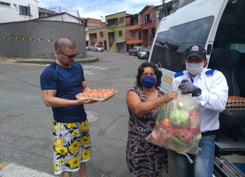 Una campaña de una empresa de taxis ha permitido llevar alivio con mercados a 400 familias de conductores. FOTO CORTESÍA