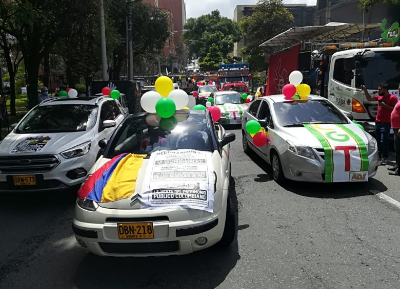 Con bombas y banderas, manifestantes decoran los vehículos que se unirán a la marcha. FOTO MANUEL SALDARRIAGA
