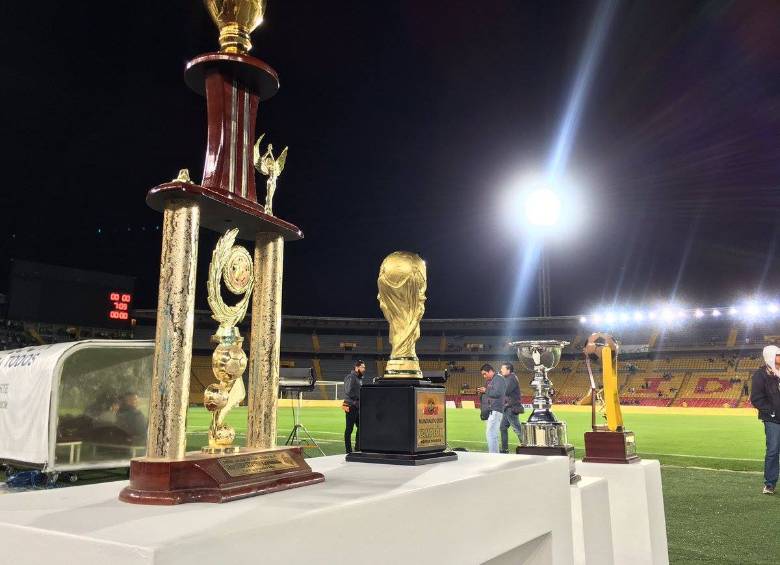 Hasta una réplica del trofeo de la Copa Mundo exhibió fortaleza en el estadio El Campín de Bogotá. FOTO @FortalezaCEIF