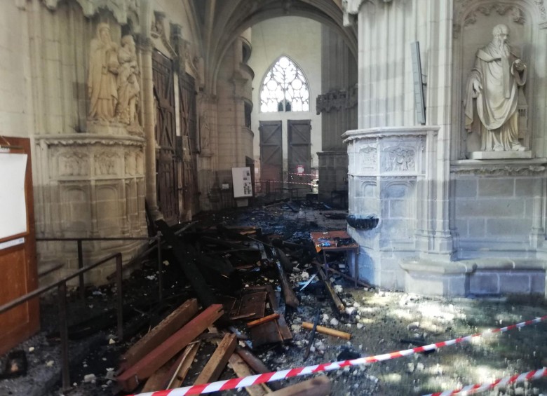 Esta fotografía tomada el 18 de julio de 2020 muestra los restos del órgano quemado después de caerse del primer piso durante un incendio dentro de la catedral de Saint-Pierre-et-Saint-Paul en Nantes. FOTO AFP