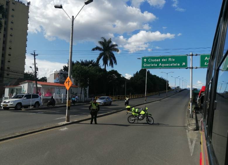 Todo el tráfico está siendo desviado por la glorieta de la Aguacatala. FOTO: Mateo Isaza Giraldo.