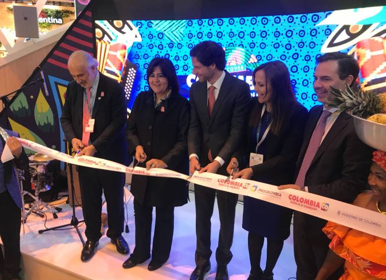Al Alberto Furmanski, embajador de Colombia en España lo acompañan María Lorena Gutiérrez, Felipe Jaramillo, Sandra Howard y Julián Guerrero en la feria Fitur. FOTO cortesía mincit