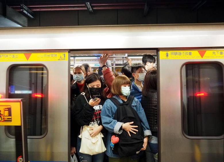 Taipei: en la capital de Taiwan los ciudadanos también se protegen de este virus con tapabocas en los subterráneos. La aerolínea taiwanesa “China Airlines no volará a Wuhan entre el 10 y 27 de febrero. Foto: EFE