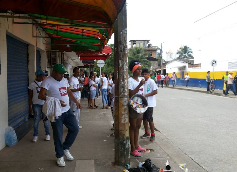 Las campañas políticas han creado un sistema de publicidad subliminal en el municipio de Apartadó, para evadir la norma que prohibe hacer propaganda cerca a los puestos de votación. FOTO Nelson Matta