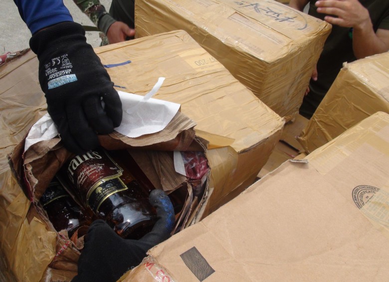 Incautan millonario cargamento de licor de contrabando en Urabá