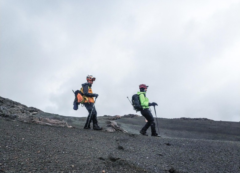 Nicolás, Juan Diego y Ana, expedicionarios que disfrutaron entrenar por el Nevado del Ruiz. FOTO CORTESÍA HUELLA DE MONTAÑA