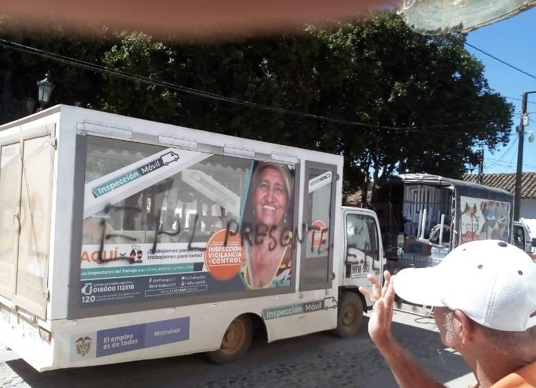 Un vehículo del Ministerio del Trabajo fue marcado por el Epl en un retén ilegal. FOTO: CORTESÍA