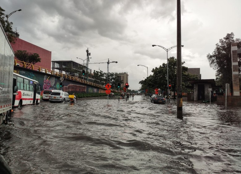 La fuerte lluvia inundó varias calles. Esta es San Juan con Ferrocarril. FOTO: Juan David Úsuga. 