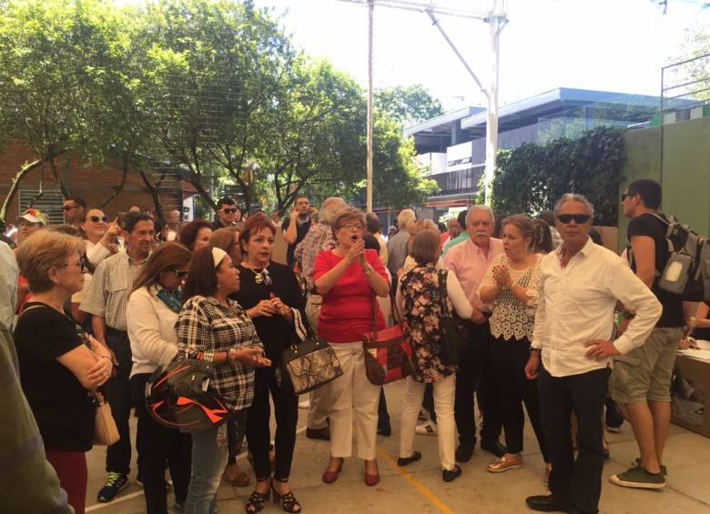 Ciudadanos protestaron en Eafit porque se acabaron los tarjetones por la Gran Consulta por Colombia. FOTO SANTIAGO MESA