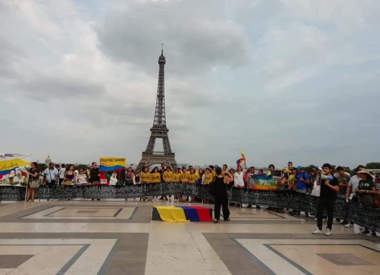En Francia los colombianos protestaron alrededor de la Torre Eiffel. Foto cortesía vamos por los derechos 