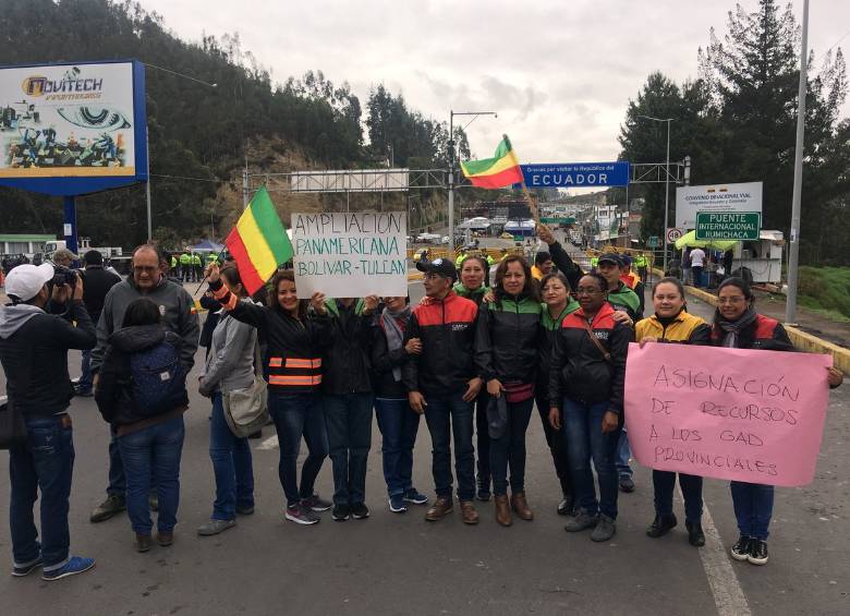 El puente Rumichaca amaneció cerrado por el paro de taxistas y camioneros en Ecuador. FOTO: @GuilleHerreraV