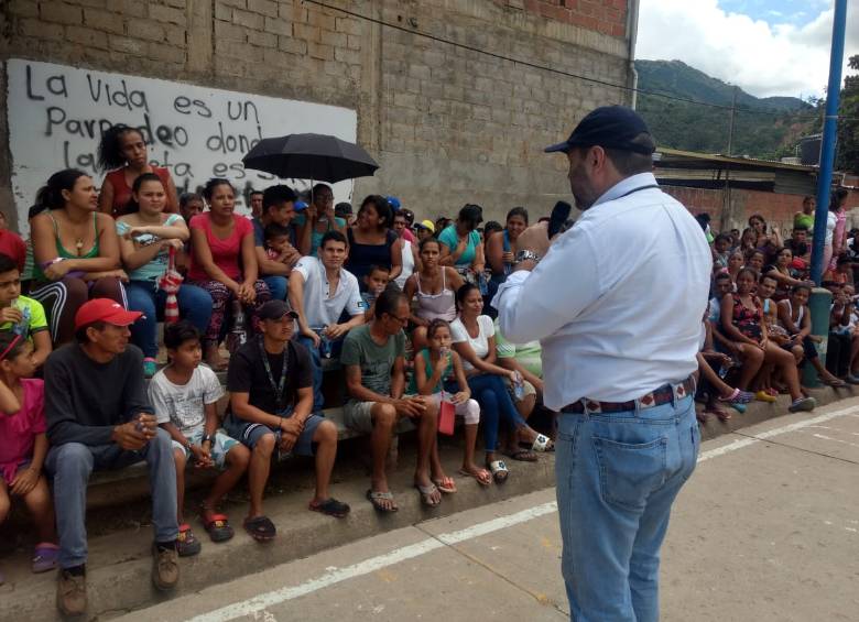 El defensor del Pueblo, Carlos Negret, en diálogo con comunidades. FOTO Ricardo Monsalve